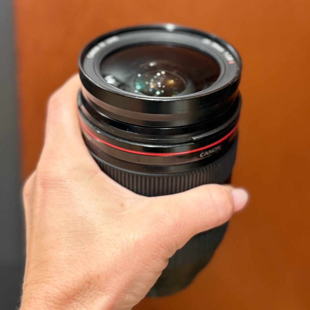 Canon EF 24-70mm Lens - Black and Red - Picture 4 of 9